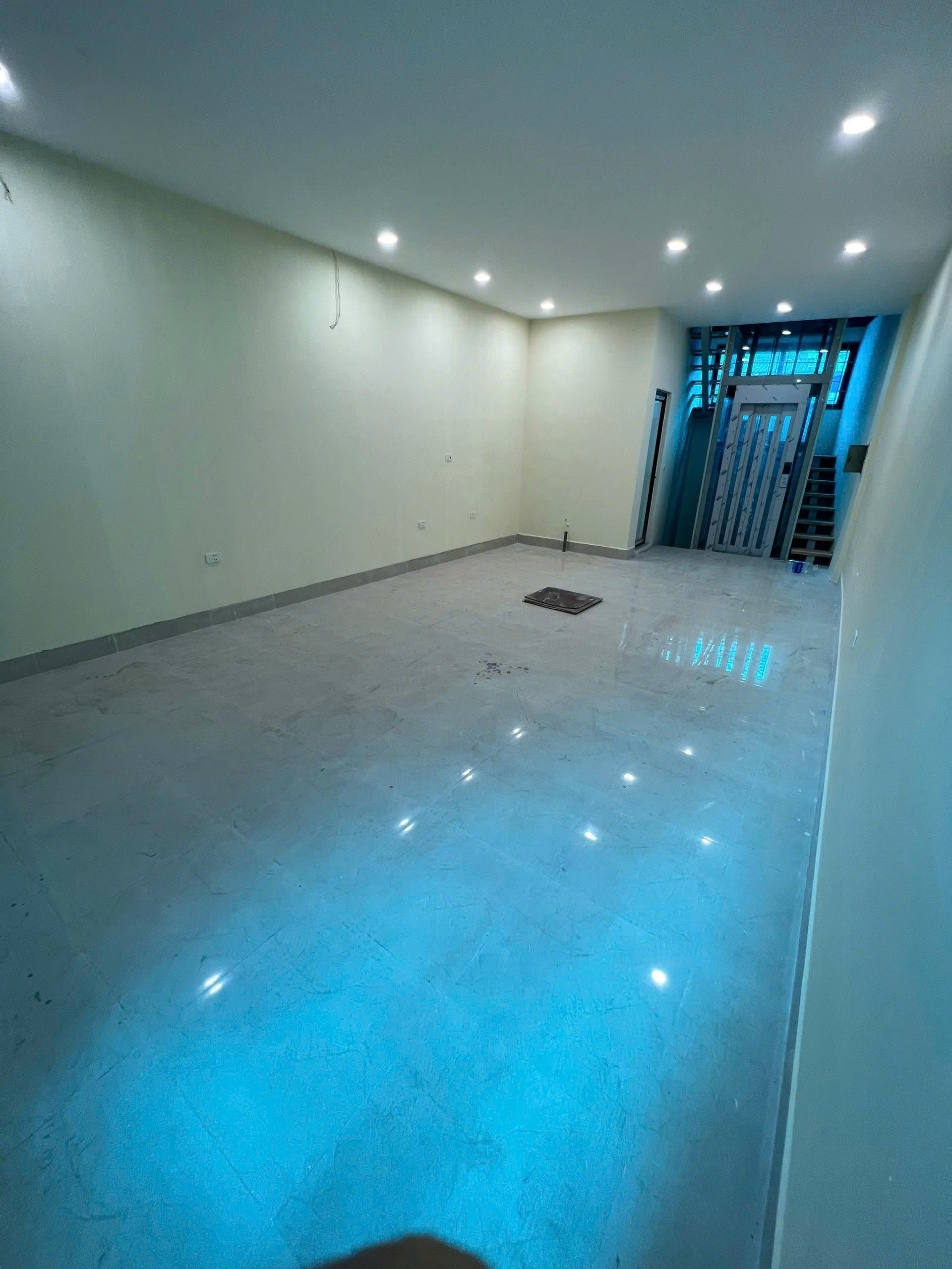 Cho thuê nhà nguyên căn có thang máy ngõ Huy Văn, 50m2 x 4.5 tầng, 4 ngủ, 4 wc, 20 triệu - Ảnh 2